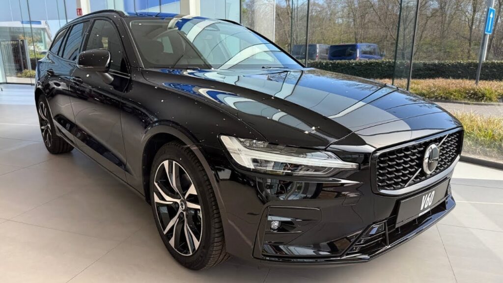 वॉल्वो V60 2025 रिव्यू: स्टाइलिश, स्मार्ट और दमदार वैगन जो सबको पछाड़ दे